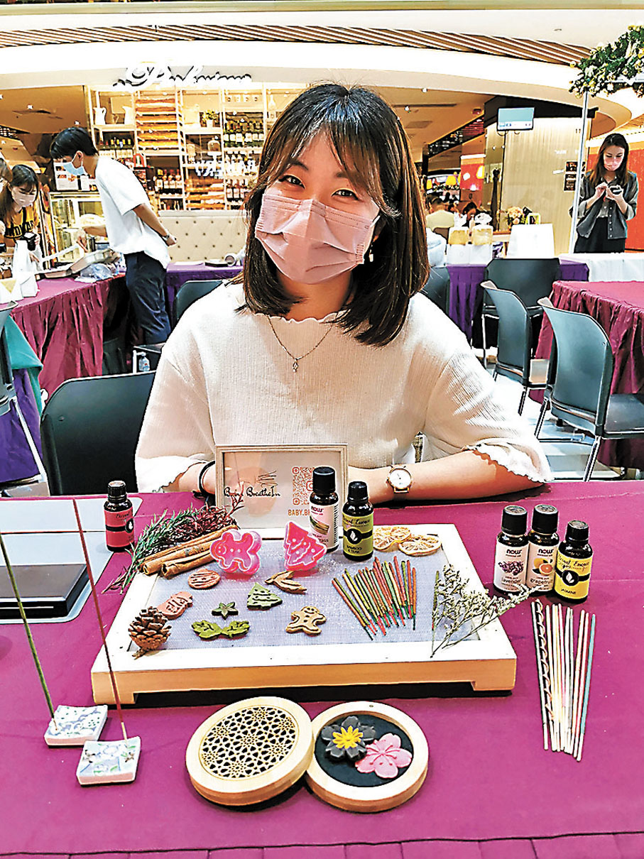 ●由身心靈手作坊教授以韓式線香製作薑餅人、雪人、聖誕葉果等形狀的聖誕特色香薰