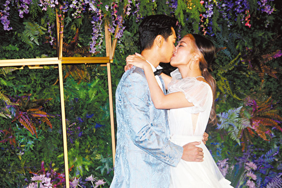 ●鄭俊弘與何雁詩情深一吻。