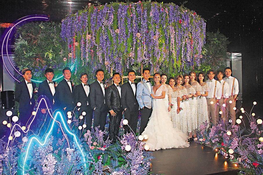 ● 鄭俊弘與一眾兄弟姊妹團大合照。