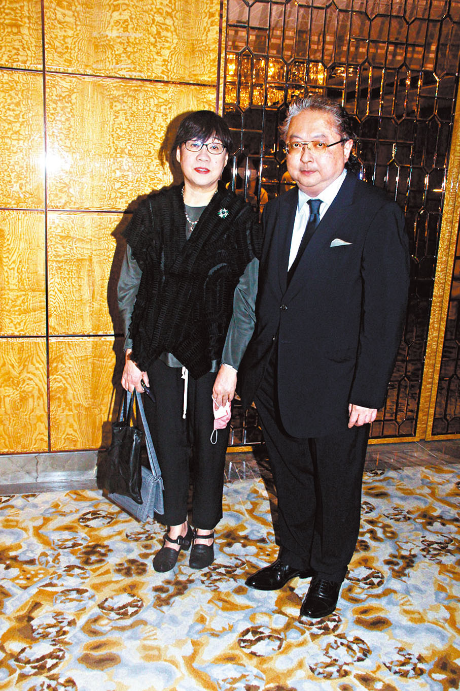 ● 何哲圖與余詠珊齊來到賀。