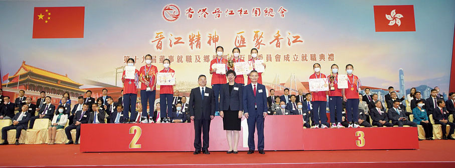 ●永遠榮譽顧問吳輝體(前右一)、福建省委統戰部聯絡處處長賴華棟(前左一)、華閩投資集團有限公司董事總經理鄭楓為首屆「361晉江盃」乒乓球團體大獎賽獲獎選手頒獎