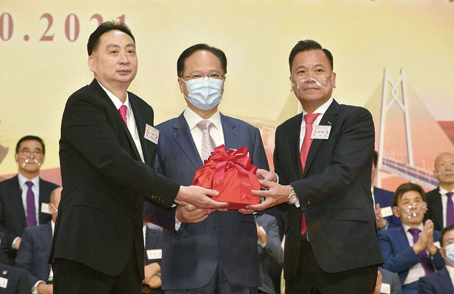 ●在香港中聯辦副主任陳冬(中)的見證下,第十八屆王育民主席(左)移交印信予第十九屆蘇清棟主席(右)