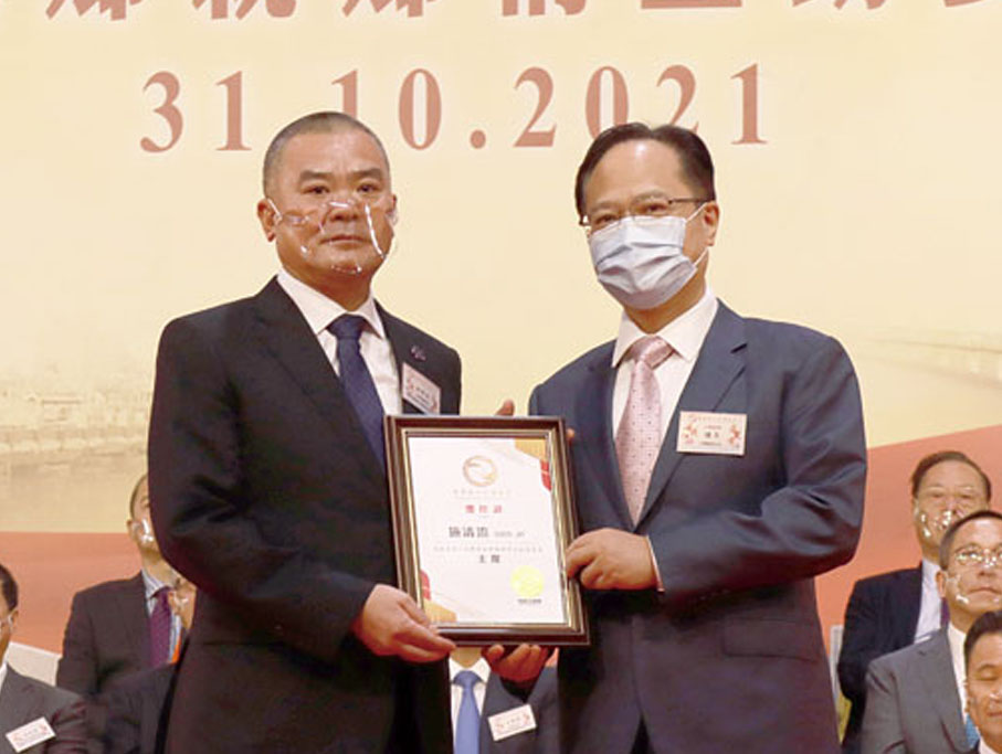 ●陳冬(右)頒發鄉親鄉情互助委員會主席聘書予施清流(左)