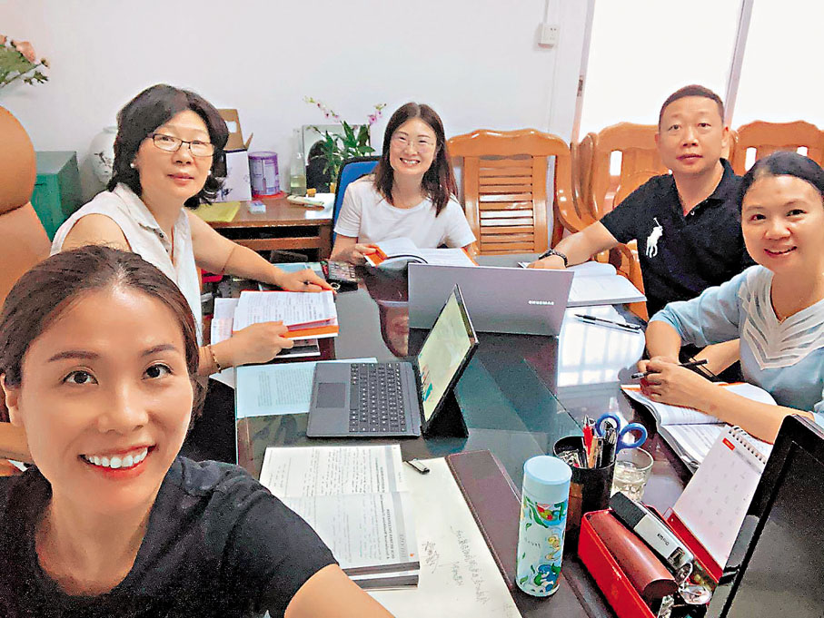 黎曉華（左一）在內地與其他創業者交流學習。 受訪者供圖