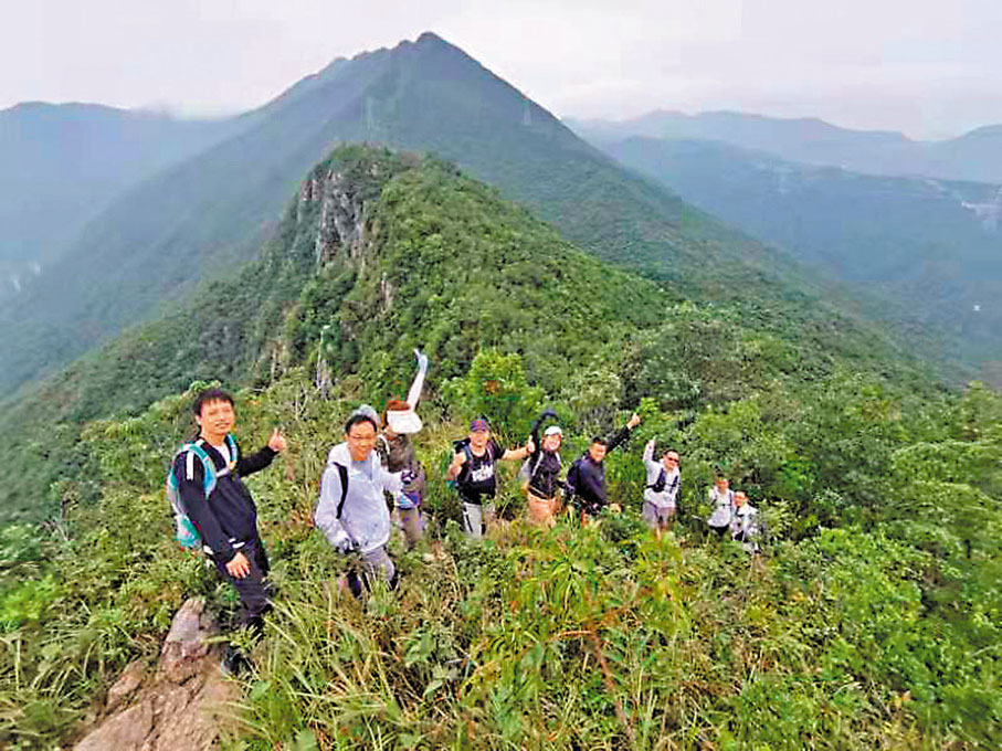 ●向巍巍大筆架山進發。 作者供圖