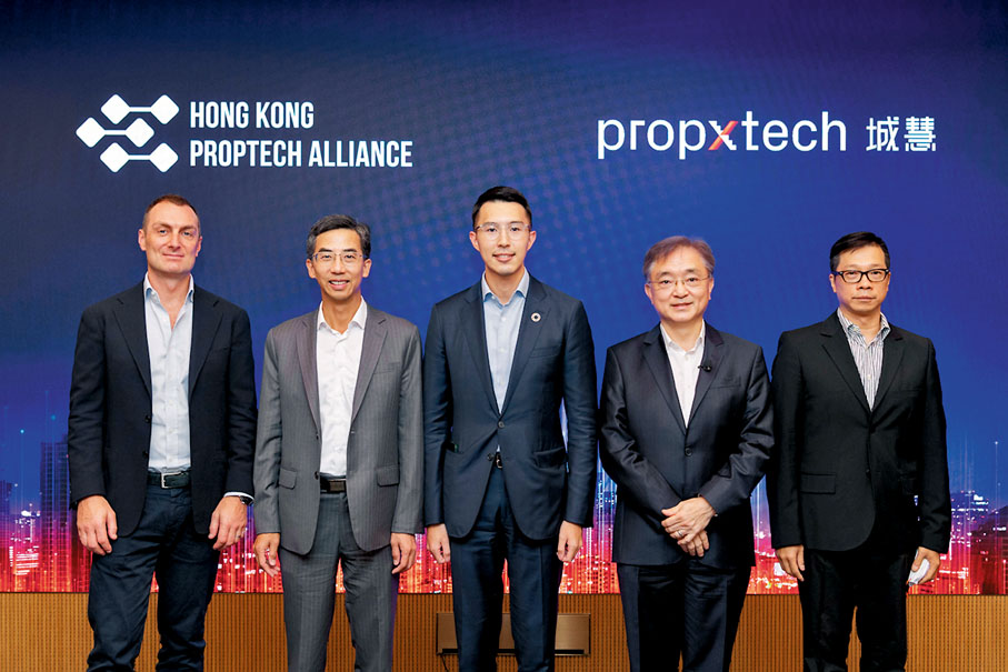 ●左起：置地財務總監貝國賢、置地行政總裁黃友忠、信和集團聯席董事黃永龍、信和集團創新聯席董事楊孟璋及城慧營運主管江宗澤。