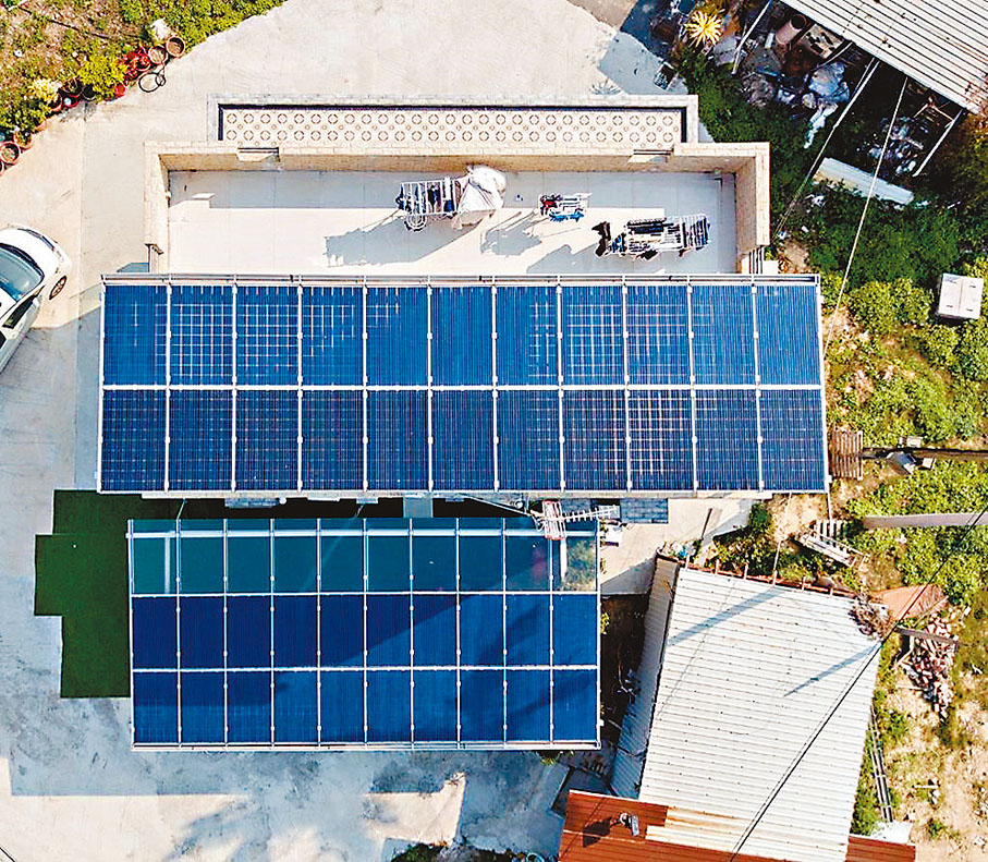 ●梁先生家中天台的太陽能板。受訪者供圖