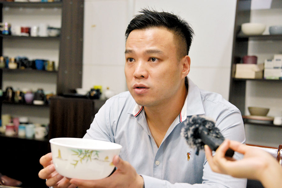 ●陳建宏介紹台宜陶瓷設計的產品。香港文匯報記者賀鵬飛  攝