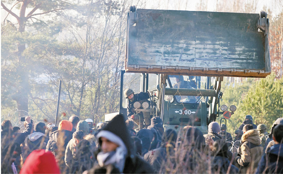 ● 波蘭軍方出動剷車修補圍欄。  路透社