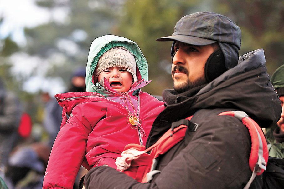 ● 小女孩在嚴寒環境下哭泣。 美聯社