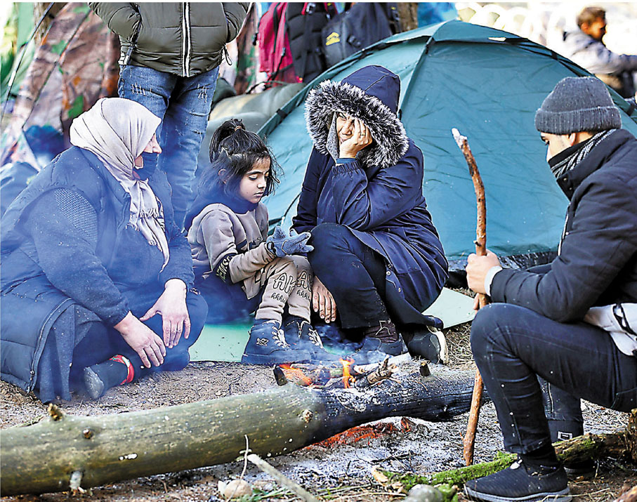 ● 大批非法移民臨時在森林露營，靠生火取暖。 美聯社