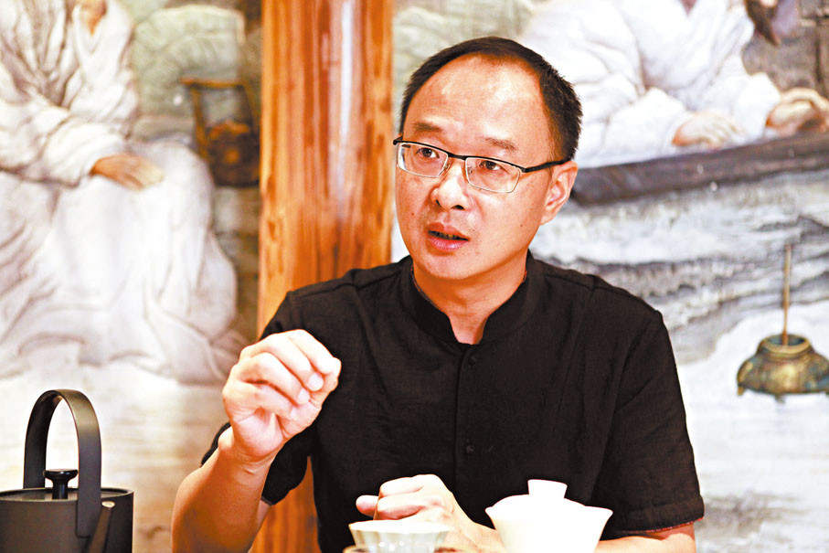 ●黃智勇講述自己將老宅變身徽派風格民宿的故事。