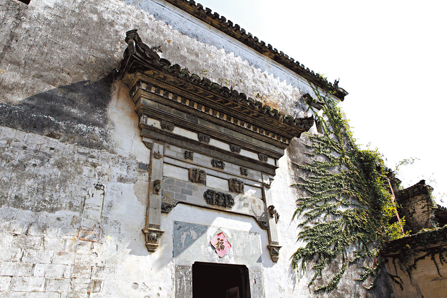 ●民宿保留百年前的徽州磚雕。