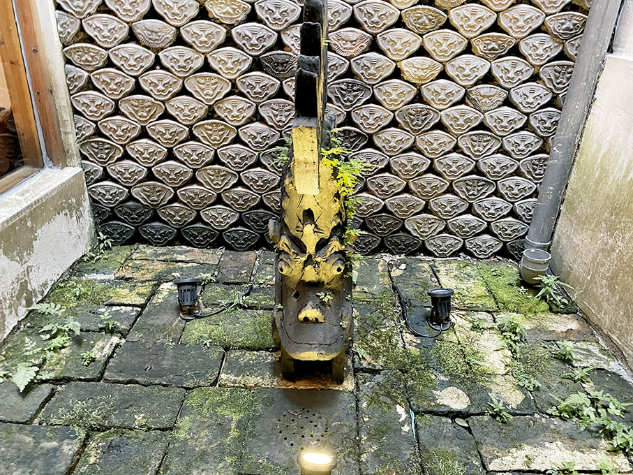 ●用虎頭瓦打造的虎頭牆讓民宿內徽韻滿滿。