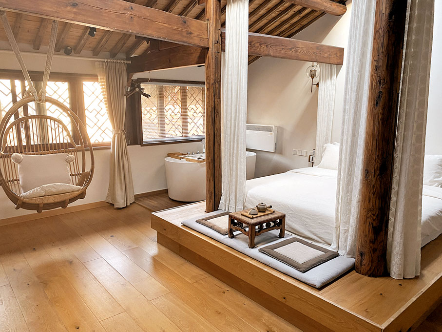 ●民宿「故然．漁音繞樑」的客房設計極具特色。