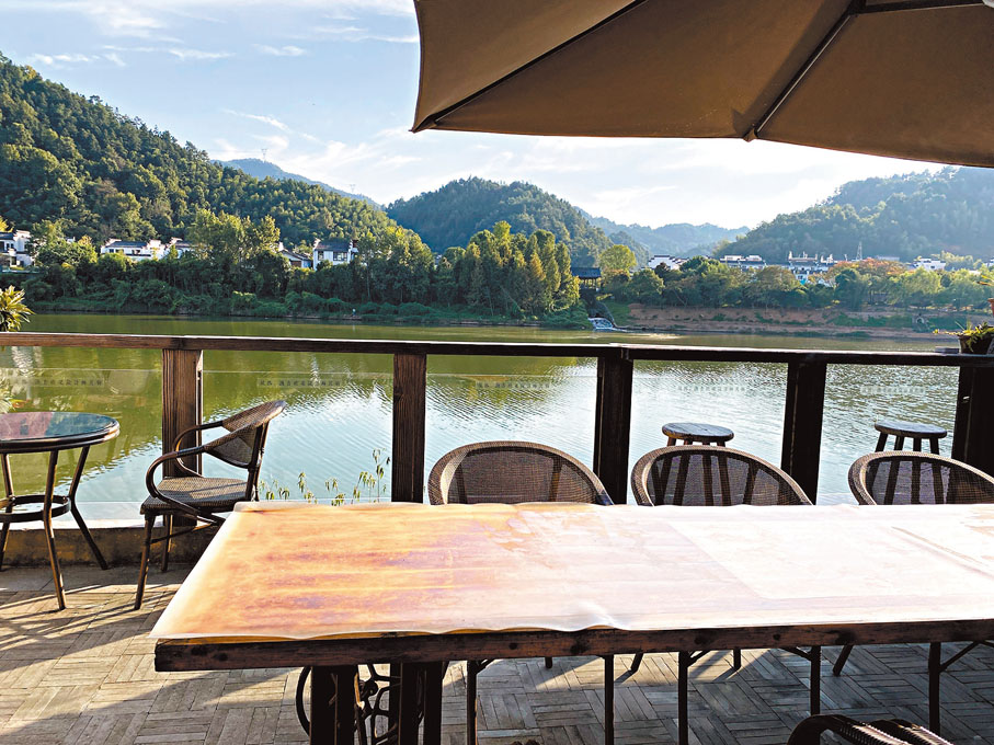 ●站在民宿的露台上可欣賞江景和對面青山蒼翠。