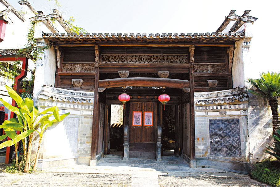 ●拾庭畫驛鄉村酒店正門。