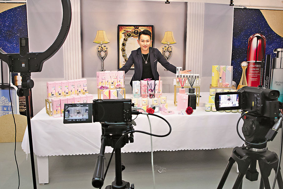 ● 卓悅KOL總監葉青霖直言，花了兩三個月才適應對住鏡頭。 受訪者提供