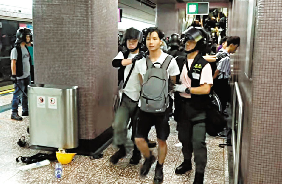 ●首宗8．31太子站事件暴動罪成，演藝學生認罪囚3年4個月。圖為警方當日在太子站及旺角站拘捕多人。 資料圖片