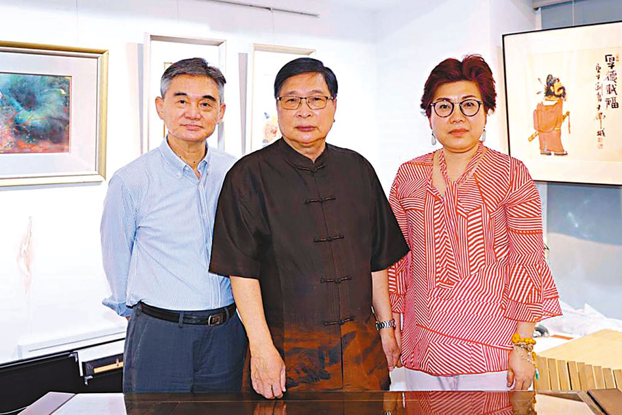 ●左起：鑑賞家陳敏民、畫家司徒乃鍾和瑰寶藝博工作室策展人吳玉蘭。主辦方提供