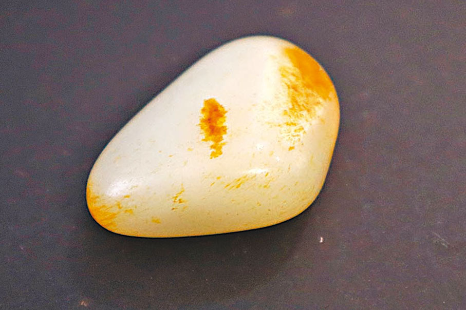 ●新疆和田帶紅皮籽料