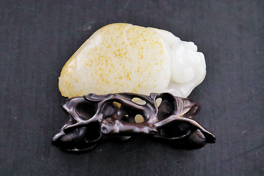 ●清中葉，和田籽料帶桂花皮（壽桃擺件）。