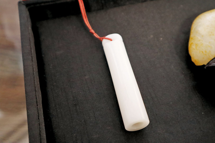 ●京料（玻璃）翎管，充白玉。