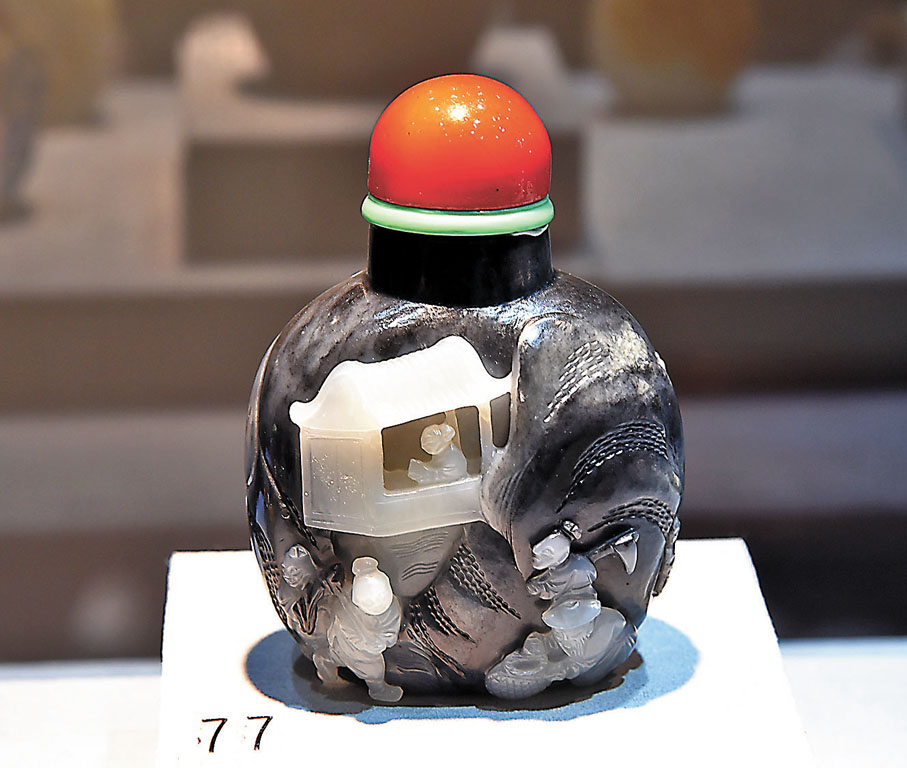 ●鼻煙壺細小精緻。