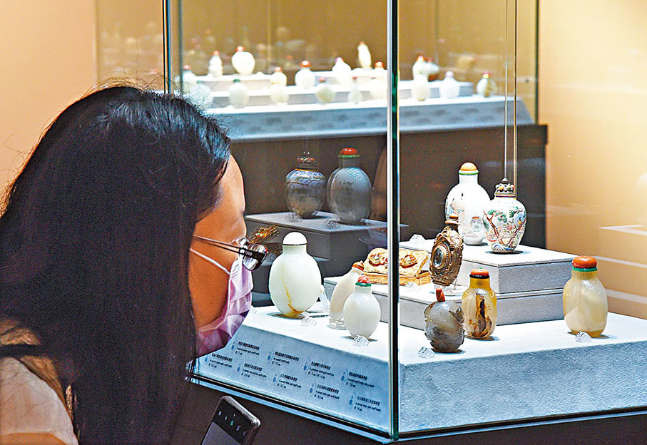 ●市民到場欣賞鼻煙壺。