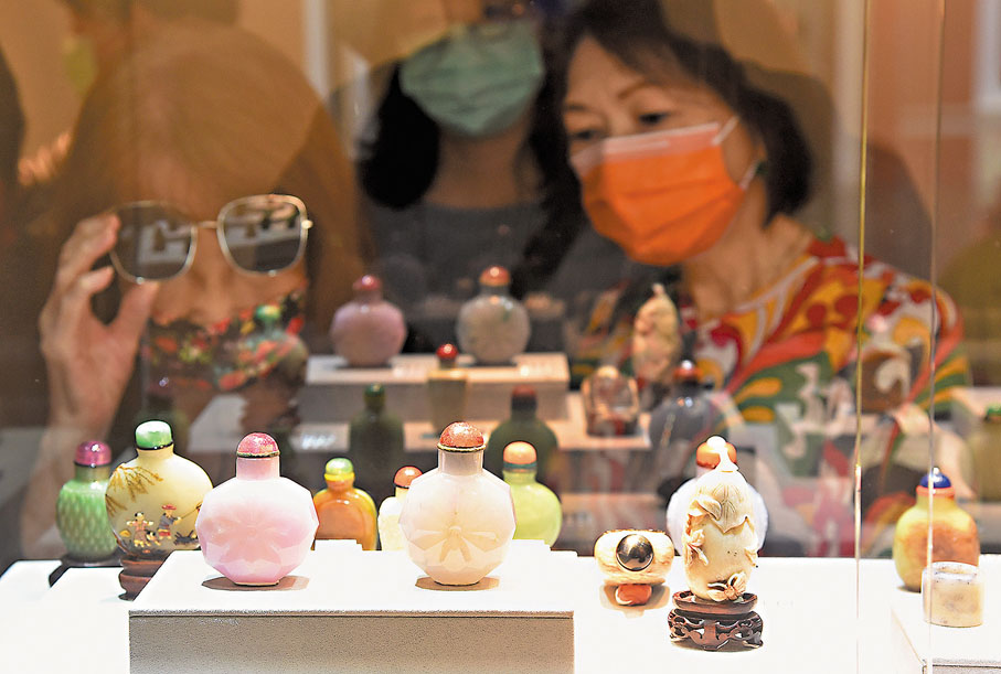 ●各式各樣的鼻煙壺吸引市民入場欣賞。