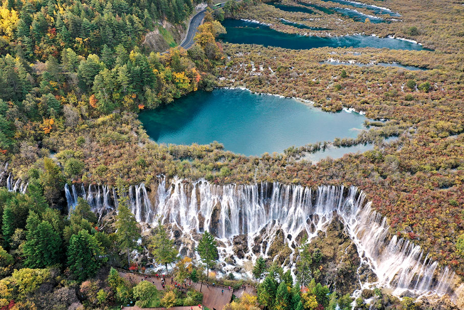 ●九寨溝的諾日朗瀑布，比地震前更壯觀。