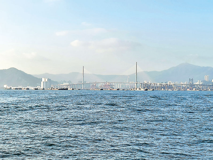 ●在海濱長廊可遠眺昂船洲大橋美景