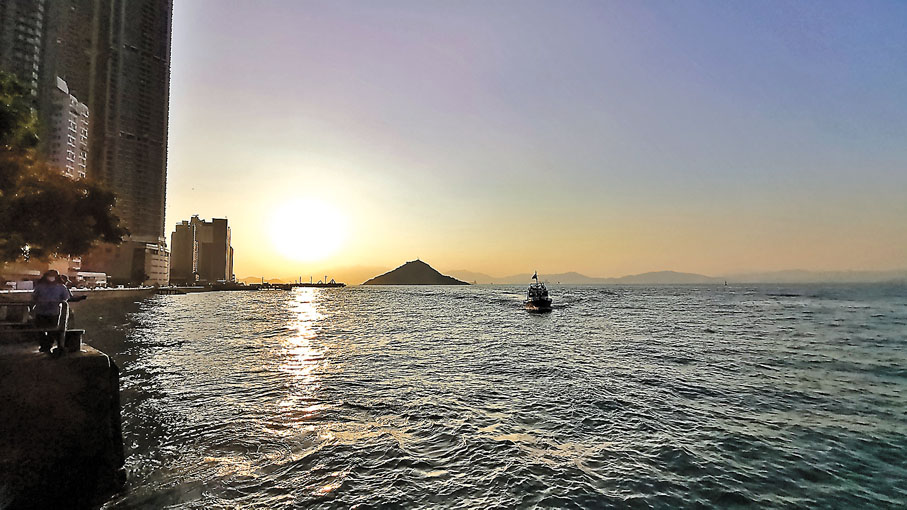 ●如在黃昏於卑路乍灣海濱長廊上，你可看到日落美景。