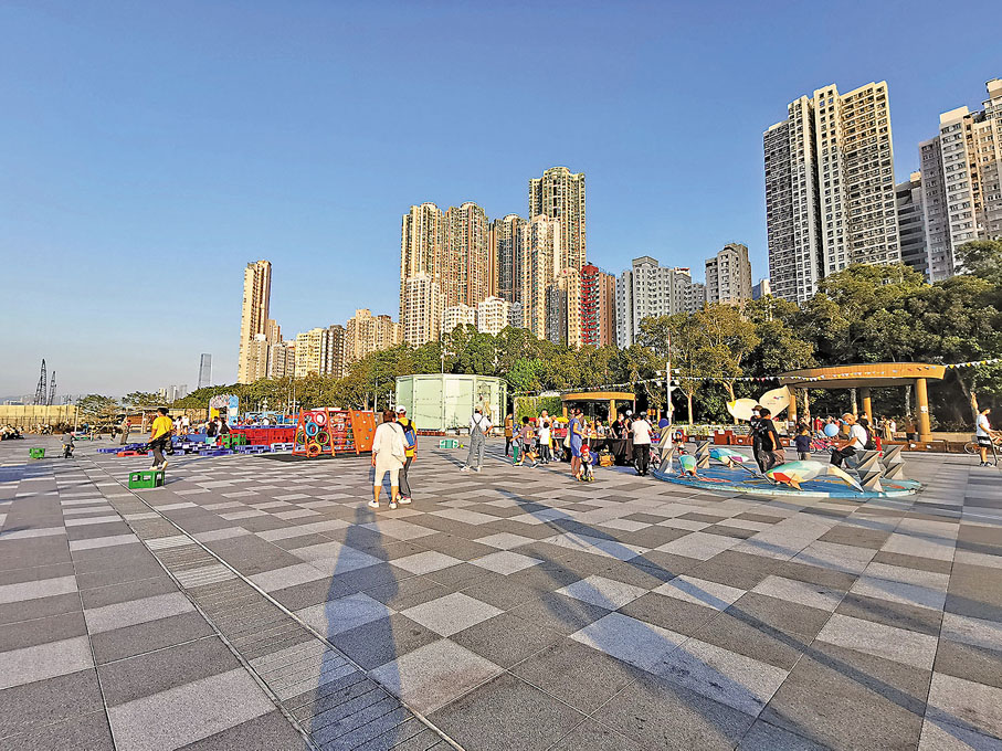 ●這兒放置了大量可移動卡板和可移動裝置供市民打卡拍照。