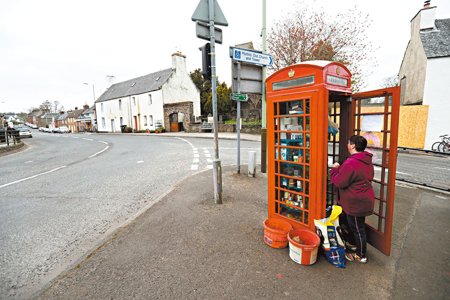 ● 英國紅色電話亭是當地經典標誌。 資料圖片