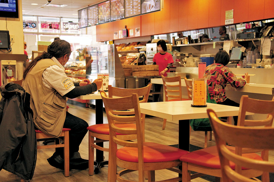 ● 在外國想吃家鄉口味，就只能去唐人街了。圖為加拿大唐人街的餐廳。 資料圖片