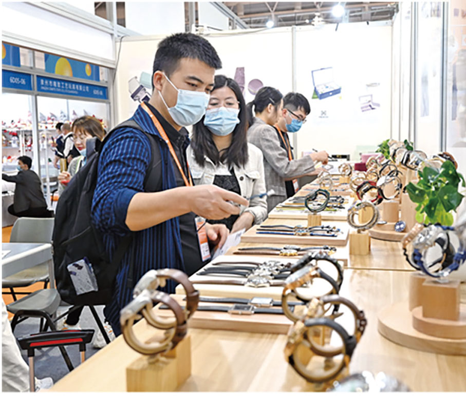 ● 10月15日，第130屆中國進出口商品交易會在廣州舉行。廣交會被譽為中國外貿的「晴雨表」和「風向標」。 新華社