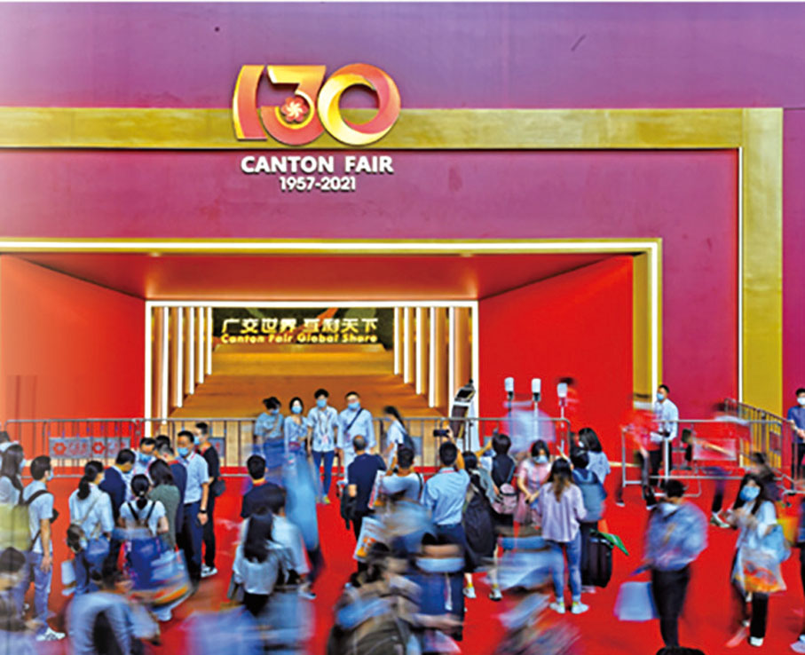 ● 3月18日，首屆中國跨境電商交易會在福建省福州市舉行，圖為採購商在一家3C產品展位前了解展出商品。   新華社