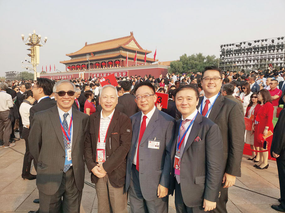 ● 獲邀出席慶祝中華人民共和國成立70周年活動，李德麟（左二）與上海總會常務理事趙亨文（右三）、車弘健（右二）及同行嘉賓於北京天安門前合照。