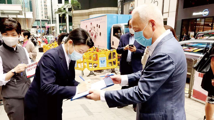 ● 李德麟到街站參與支持國安法活動，協助派發傳單及收集支持者簽名。