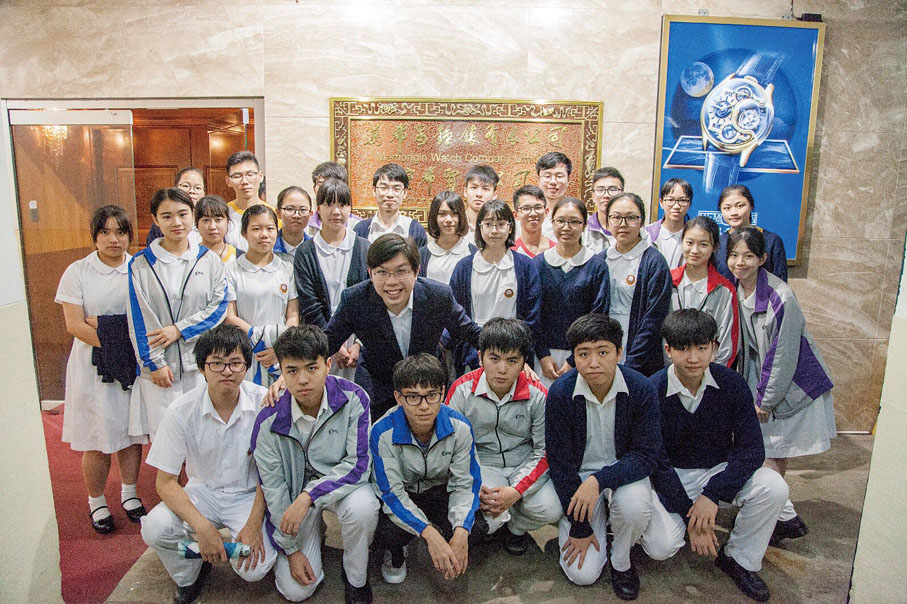 ● 沈慧林接待學生參觀「萬希泉」總部，分享自己的創業故事。