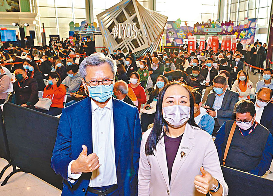 ●趙國雄（左）指是次推出的#LYOS單位可滿足年輕人及首置人士置業需求。右為長江實業高級營業經理楊桂玲。