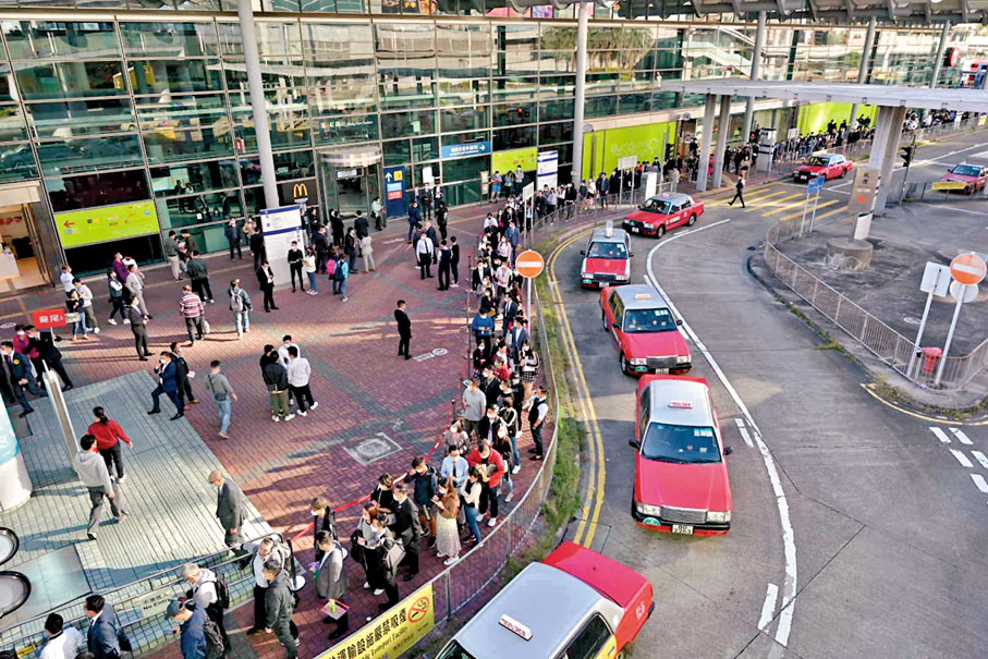 ● 昨日#LYOS的準買家排隊人龍於紅磡置富都會，一直延伸至港鐵紅磡站對出。