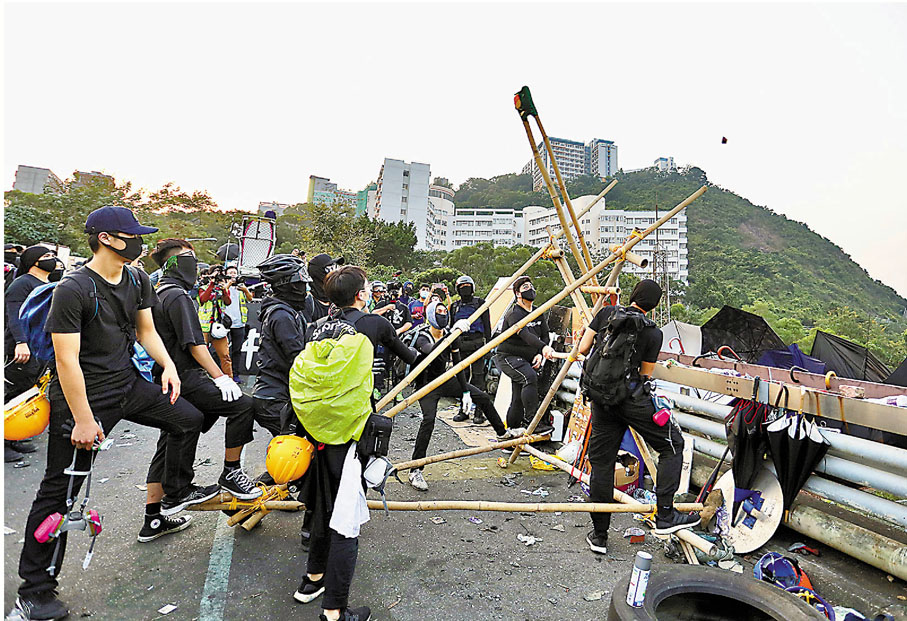 ●大批黑衣暴徒前年11月11日佔據中大二號橋及使用大型投擲器將磚頭擲向橋下的吐露港公路。 資料圖片