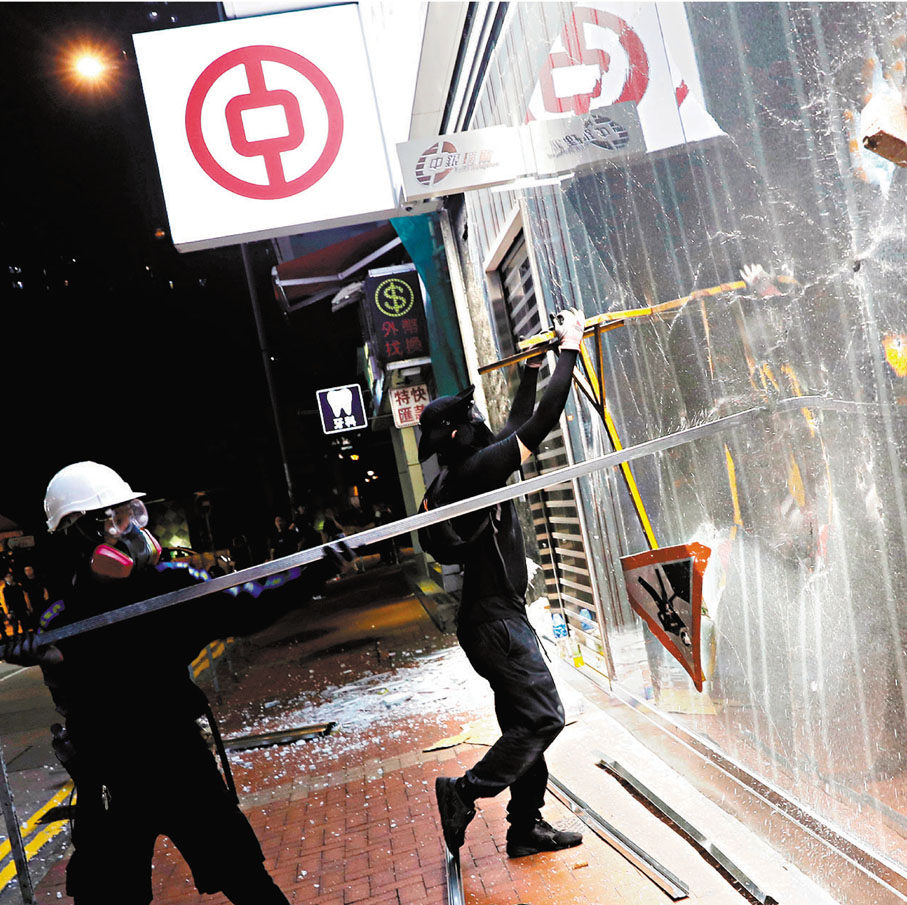 ●一名科技大學男生及一名工程師在荃灣襲警及被搜出鎚子、丫叉等武器被捕，早前經審訊被裁定3項襲警罪成。圖為當日暴動期間，有暴徒在荃灣大肆破壞銀行。 資料圖片