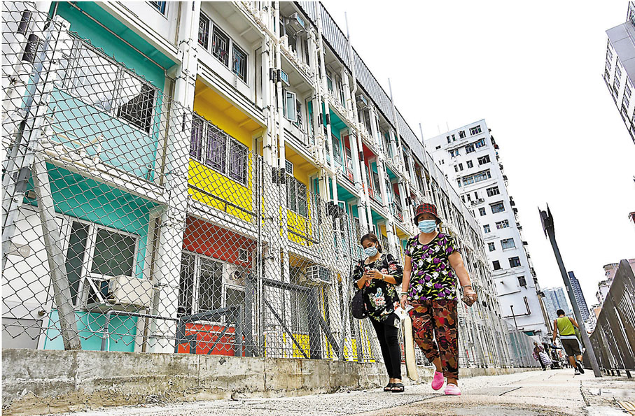 ●有房委會委員及民間智庫均建議，特區政府加快推進公屋發展，並提供更多過渡房屋供應。圖為位於深水埗南昌街一個組裝過渡房屋項目。 資料圖片
