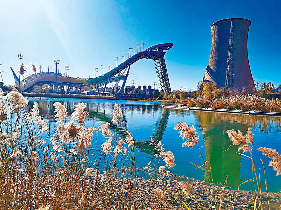●遠觀首鋼滑雪大跳台。香港文匯報記者馬曉芳  攝