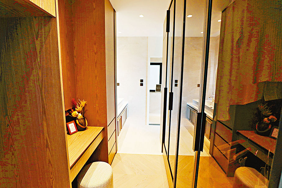 ● 衣帽間空間窄長，設計師以玻璃門的設計令視覺上更寬敞。