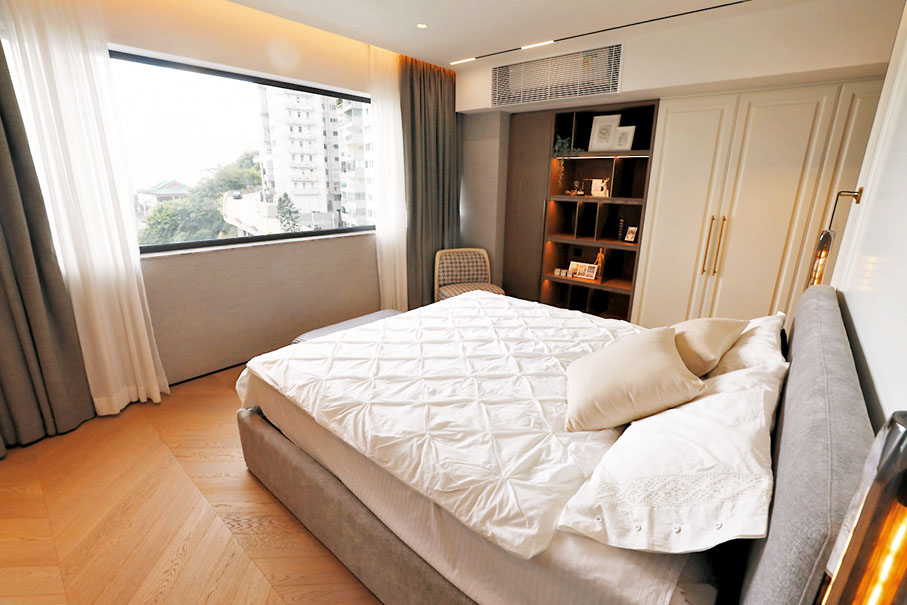 ● 主人房睡眠區放下巨型雙人床並可三邊落床，旁邊更設有暗門通往洗手間。