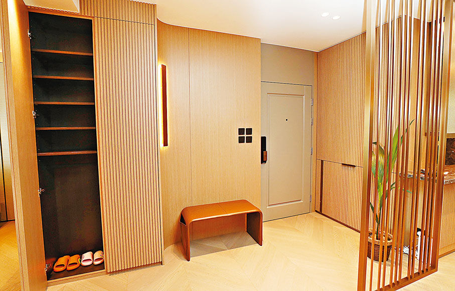 ●玄關運用了通透的設計及條子元素，減低進門後的壓迫和侷促感。